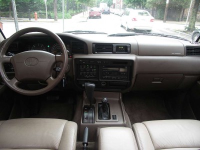 Toyota_Land_Cruiser_FZJ80_dashboard_s.jpg